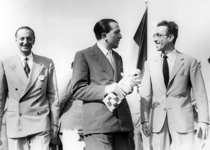 1953: Giulio Andreotti presenzia al Gran Premio d&#39;Italia; a sinistra il principe Filippo Caracciolo di Castagneto, presidente dell&#39;Aci (Publifoto/Olycom)
